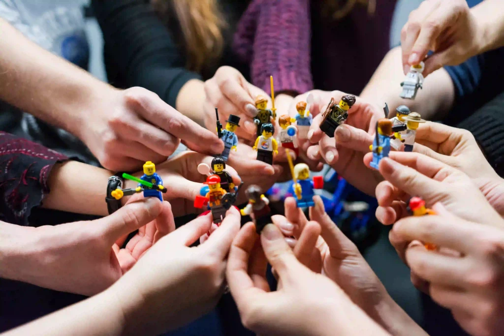 A gyerekek LEGO figurákkal játszanak.