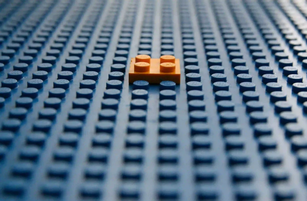 Lego kocka egy lego platformon.
